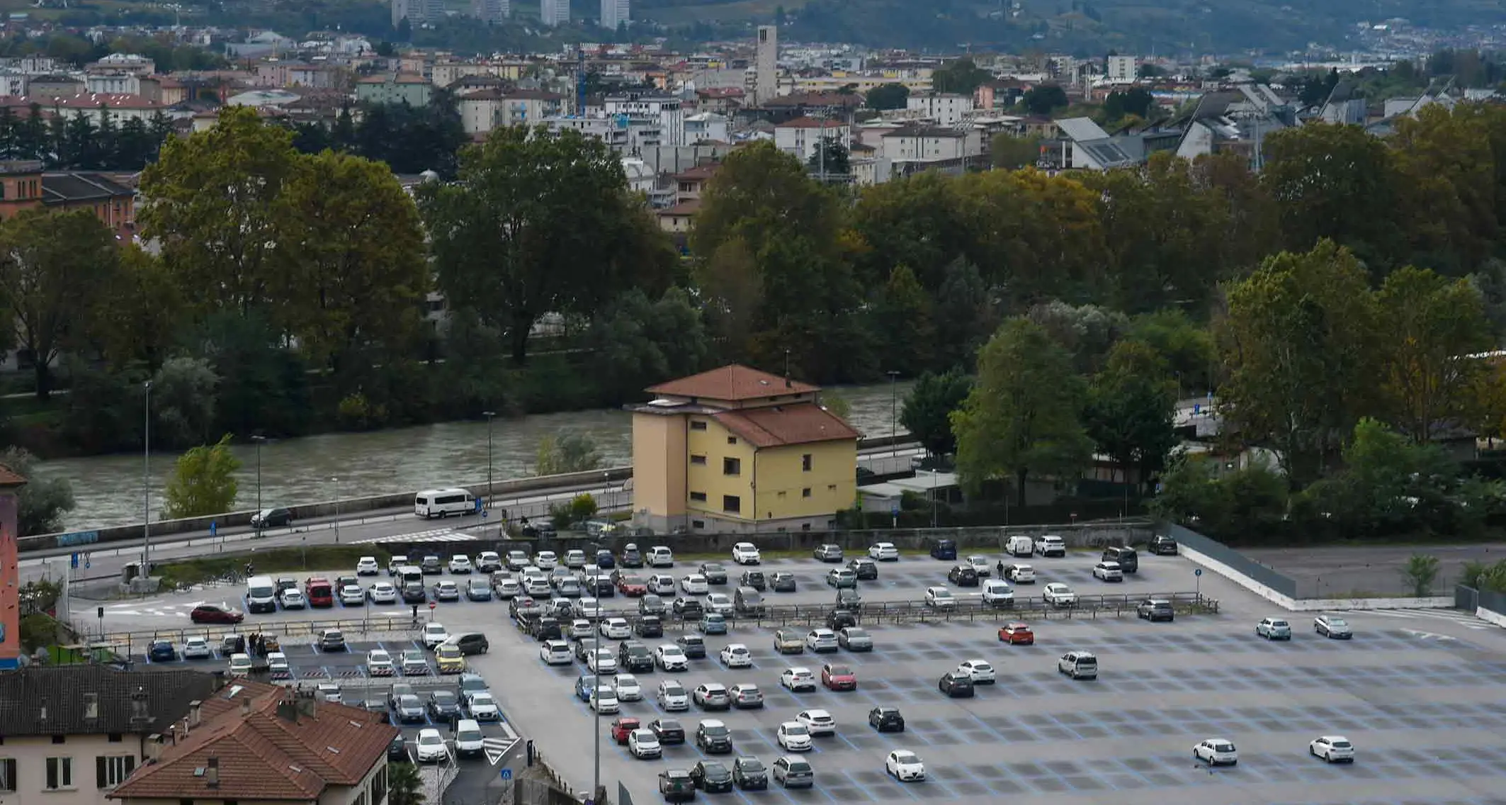 Auto dei pendolari fuori dal centro città: più parcheggi di attestamento con nuovi servizi