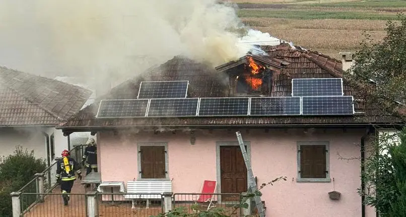 Dasindo, fiamme nella mansarda di un'abitazione: gran lavoro per i vigili del fuoco