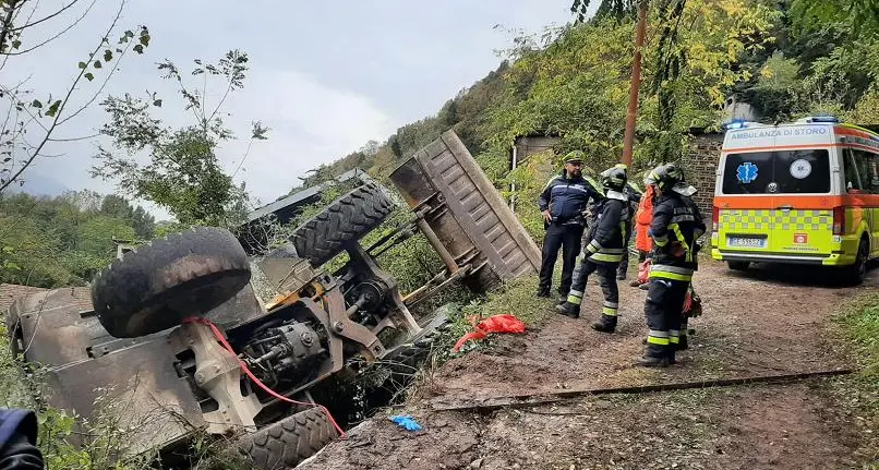 Storo, pala meccanica si ribalta: incastrato ma incolume il manovratore