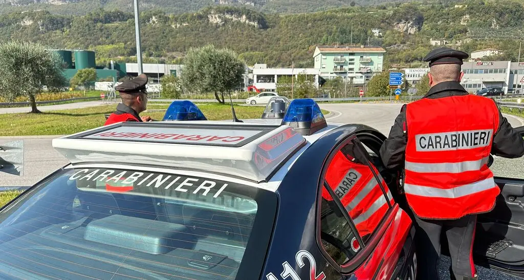 Fermato dai carabinieri, era su un'auto già sotto sequestro per guida in stato di ebbrezza