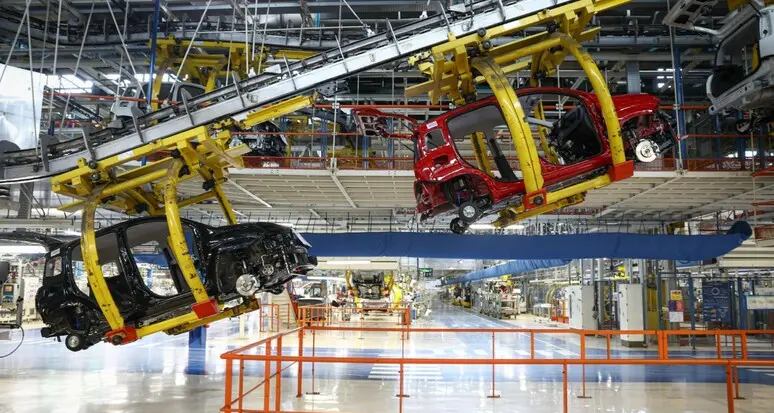 Il governo taglia di 4,6 miliardi gli incentivi auto: sindacati e industrie in rivolta
