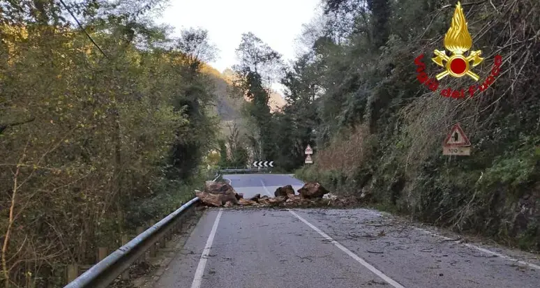 Frana sulla strada del Pasubio: chiuso collegamento Veneto-Trentino