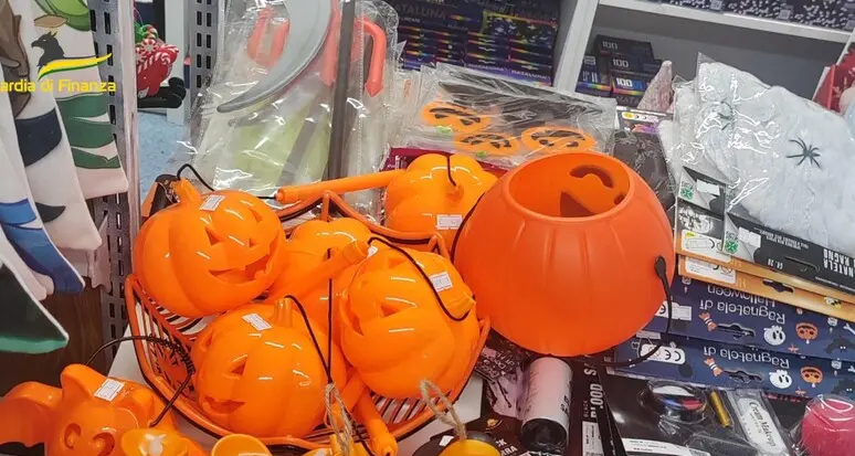 Halloween, la finanza di Trento sequestra nei negozi 32.500 prodotti non conformi