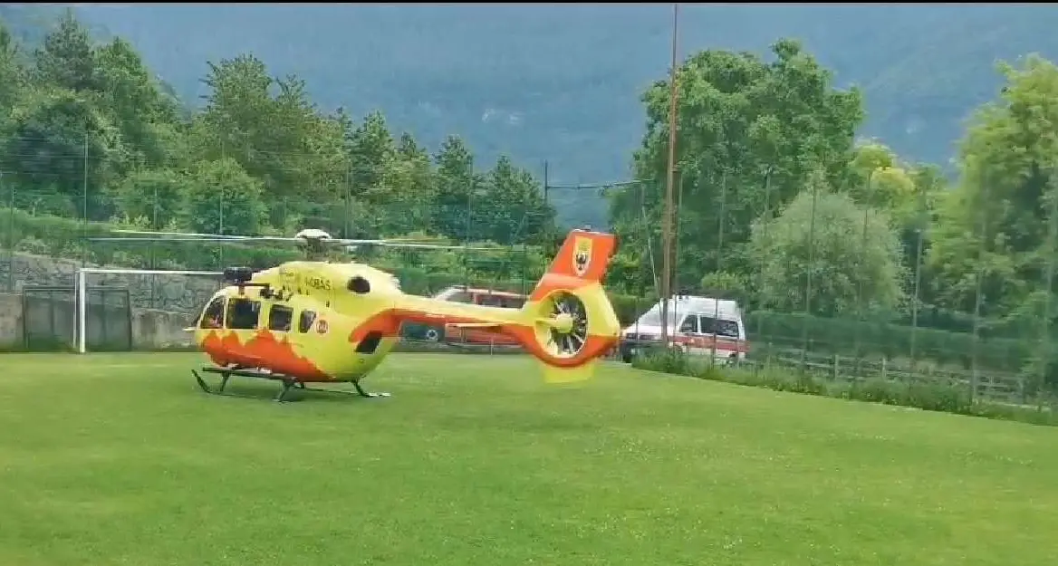 Drena, cade dalla scala mentre raccoglie olive: soccorso dall'eliambulanza