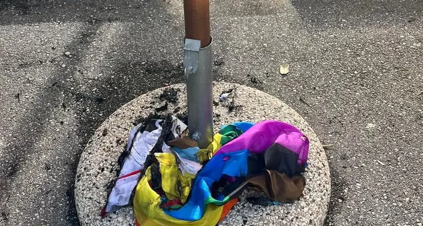 La bandiera arcobaleno bruciata a Trento, Arcigay: sit-in contro il crescente clima d'odio