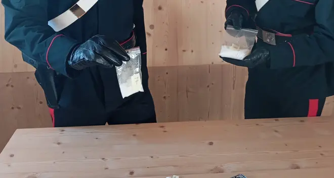 I carabinieri di Cavalese fermano un'auto e scoprono la cocaina: due denunciati per spaccio
