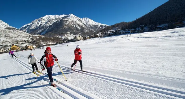 Neve, business da quasi 12 miliardi in Italia: in calo lo sci alpino, crescono altre attività