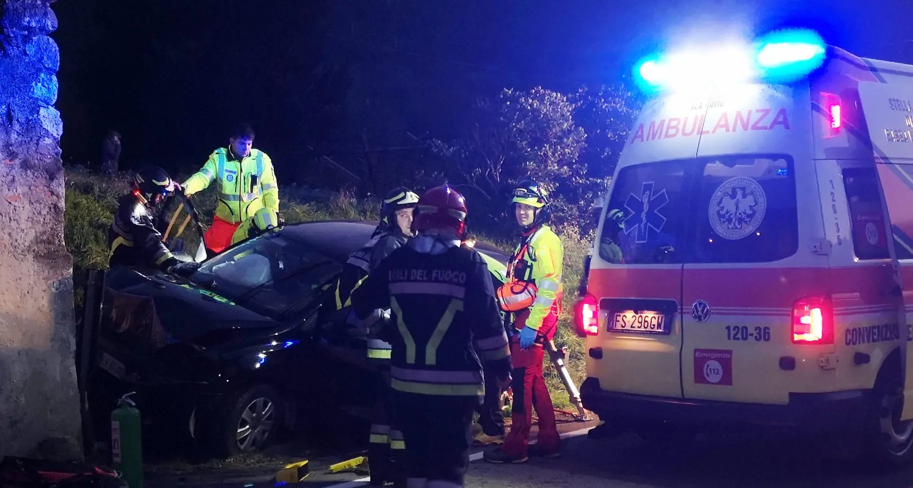 Pauroso schianto a Sdruzzinà: auto contro un muro, due feriti