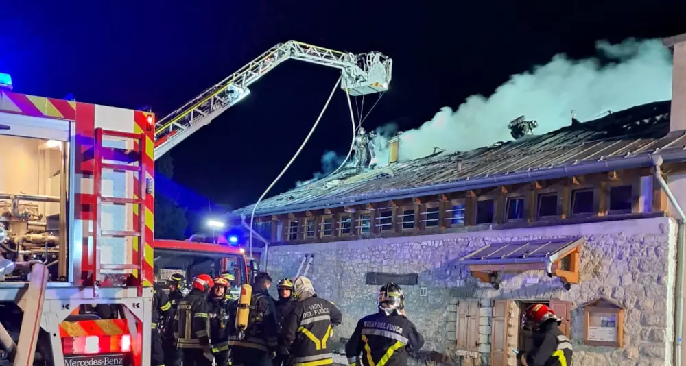 Incendio al rifugio Monte Zugna, i vigili del fuoco evitano il peggio: danni al tetto