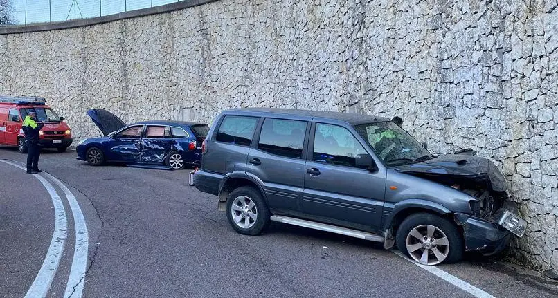 Cadine, scontro fra due auto allo svincolo: grave un 75enne