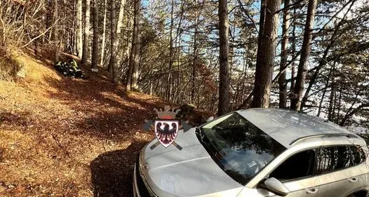 Auto scivola lungo una strada forestale a Fai: intervengono i vigili del fuoco