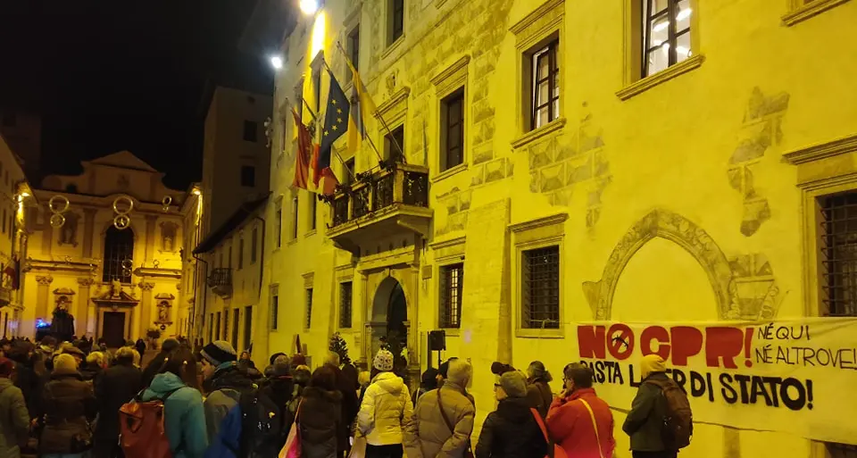 \"Basta lager di Stato\": presidio a Trento contro il centro di detenzione per migranti