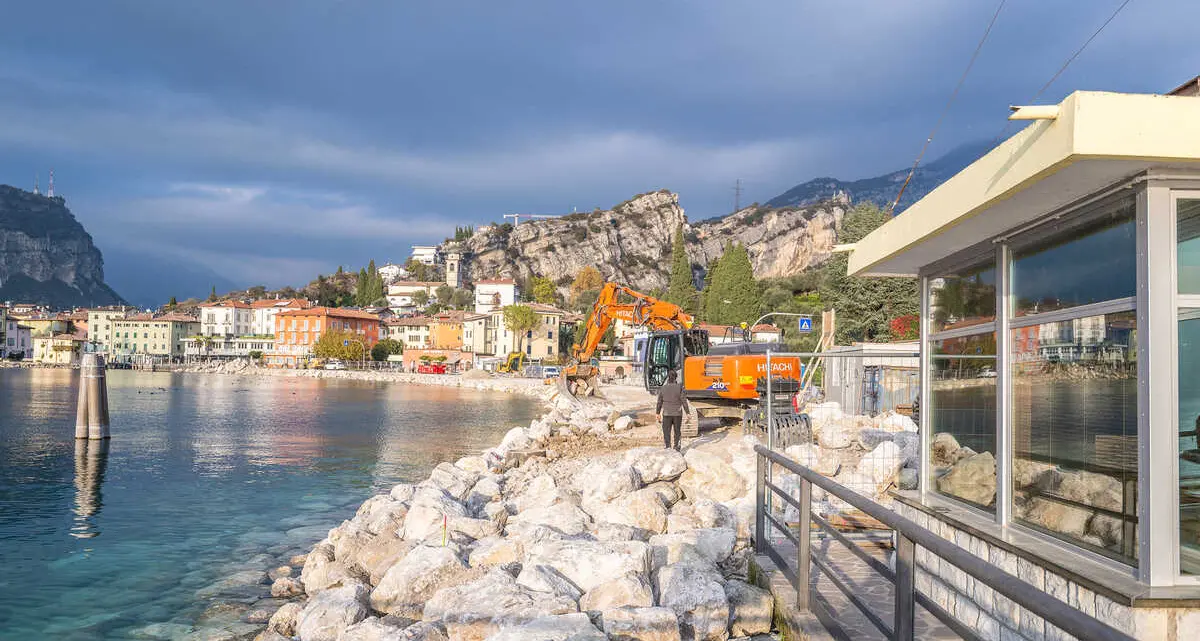 Torbole, grandi lavori in corso sul lungolago: è il tracciato della ciclovia