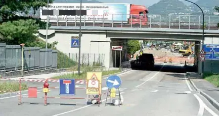 Proteste a Ravina, la demolizione del cavalcavia è ferma da oltre un mese