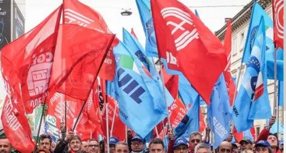 Sciopero generale, il corteo dei lavoratori in centro a Trento