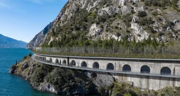 Ciclovia del Garda, stop in Lombardia: rischio frane, bici sul battello fra Gardone e Limone