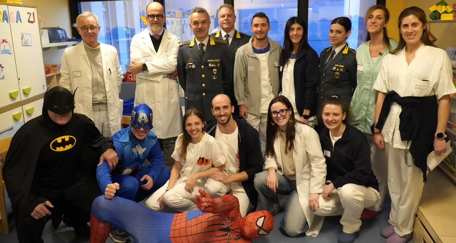 I finanzieri supereroi e i cani \"in divisa\" regalano momenti di gioia ai bambini in ospedale