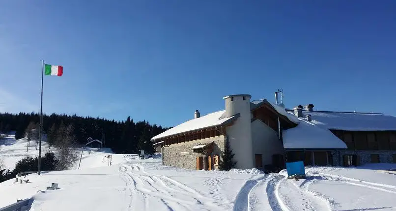 Il rifugio Zugna riapre un mese dopo il pauroso incendio: appuntamento il 21 dicembre