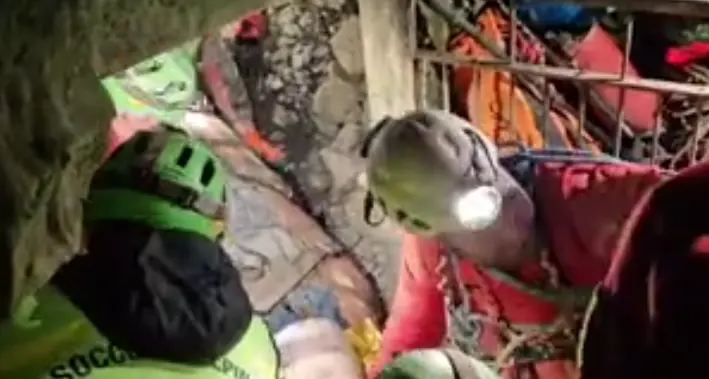 La speleologa Ottavia Piana estratta dalla grotta: ora è in ospedale