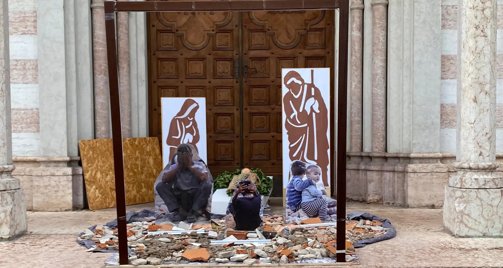 Trento, il presepio evoca le macerie della vita e le vittime della violenza