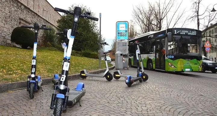 Nuovo Codice, anche a Trento prime multe per chi andava in monopattino senza casco