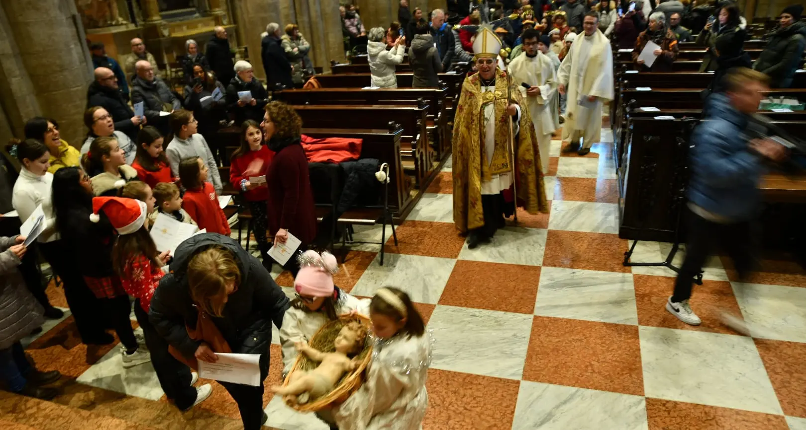 Il vescovo ha accolto i Cantori della Stella, domenica il solenne avvio del Giubileo nella Diocesi