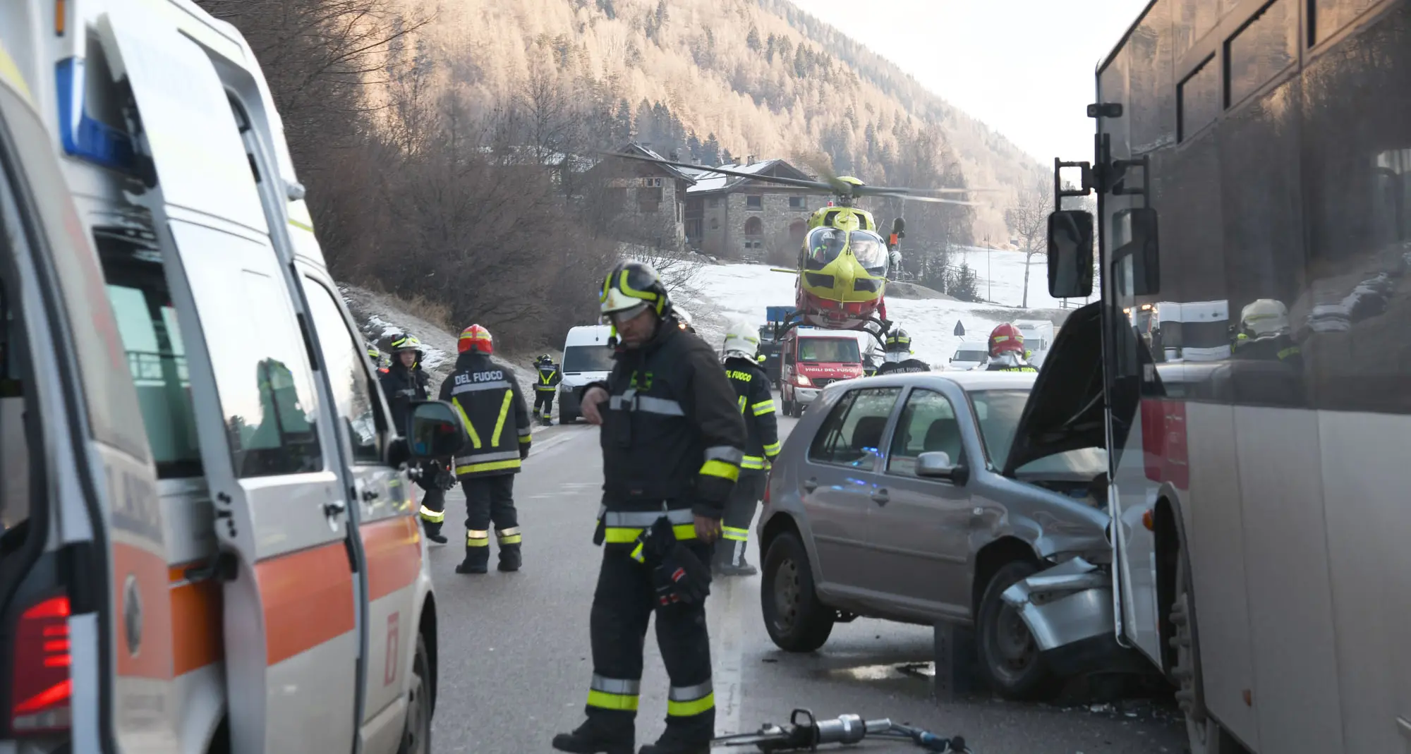 Violento scontro tra una vettura e uno skibus a Pellizzano: grave una donna