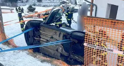 Rabbi, l'auto si ribalta: paura per una donna, poi trasportata in ospedale
