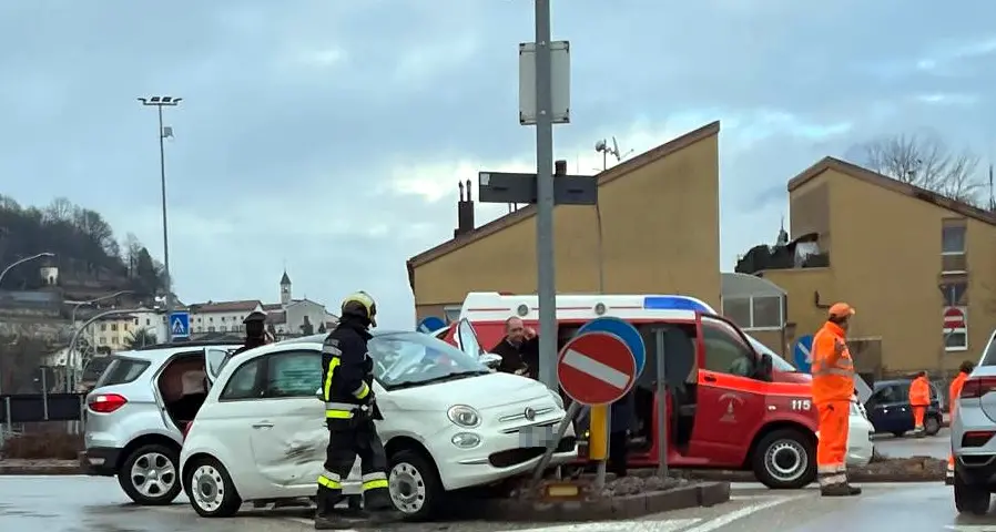 Schianto a Borgo: un'automobile finisce sullo spartitraffico e contro un palo
