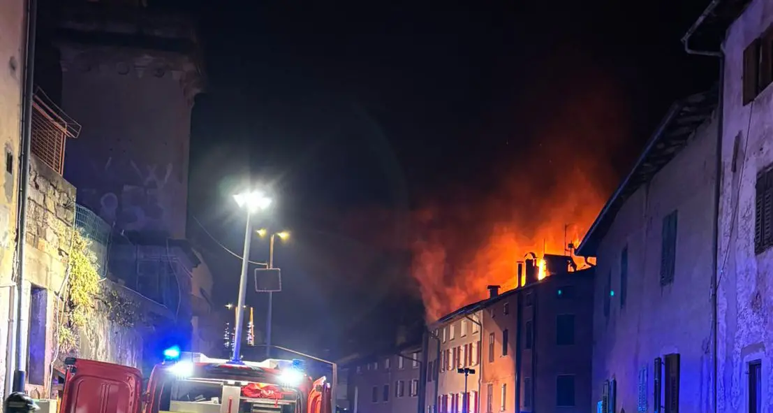 Notte di paura a Faver: a fuoco le abitazioni, due famiglie evacuate