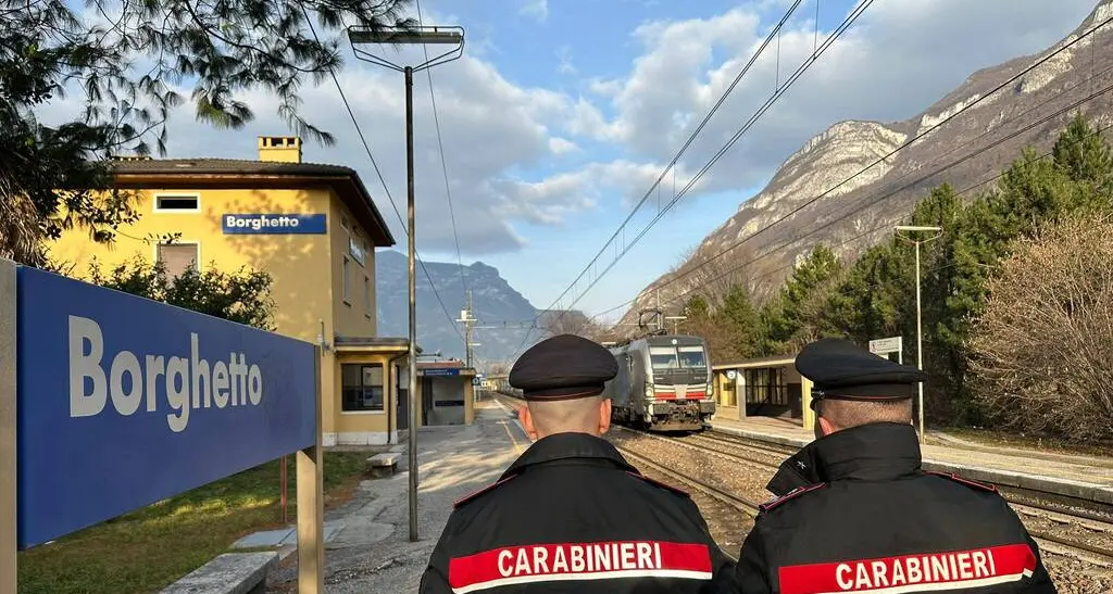 Sul treno senza biglietto, si rifiutano di pagarlo: denunciati dai carabinieri