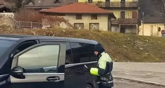 Tione, scoperto autista abusivo: portava turisti in aeroporto su un van con targa lituana