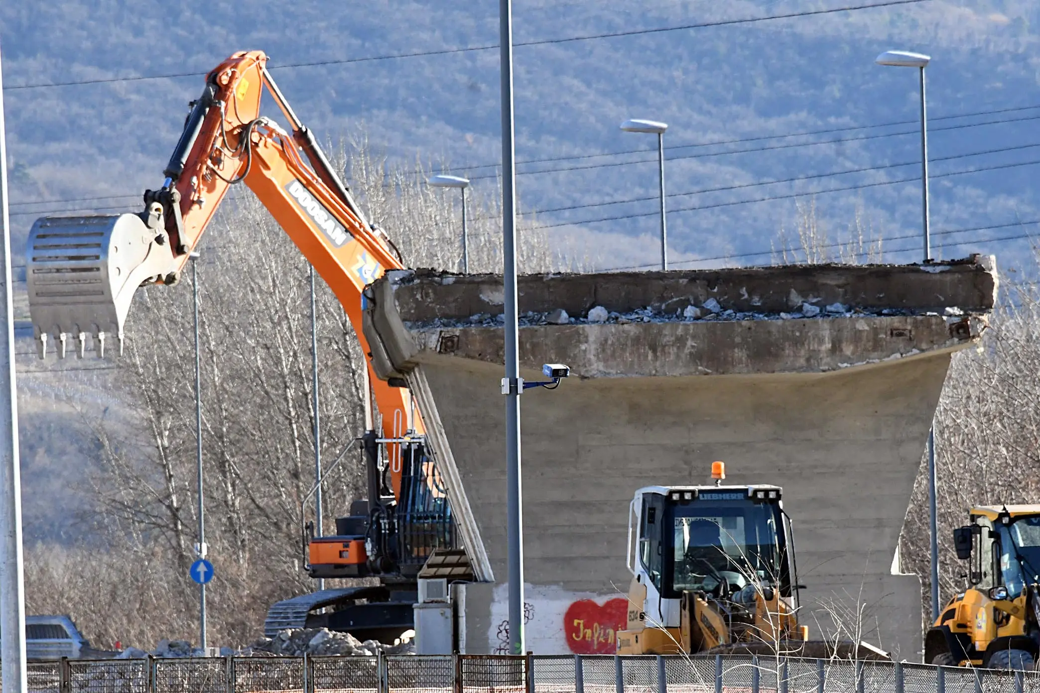 IL PEZZO RIMANENTE DEL VECCHIO PONTE DI RAVINA ABBATTUTO A SETTEMBRE TRENTO 13 GENNAIO 2024 FOTO PAOLO PEDROTTI