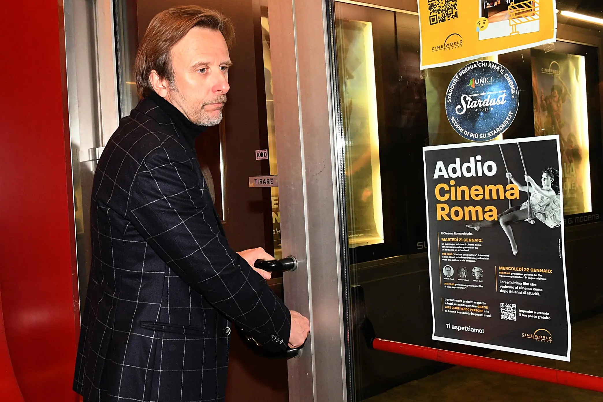 MASSIMO LAZZERI TITOLARE CHIUDE PER SEMPRE IL CINEMA ROMA ULTIMA SERATA DI PROIEZIONI PER CHIUSURA DEL CINEMA NUOVO ROMA TRENTO 21 GENNAIO 2025 FOTO PAOLO PEDROTTI