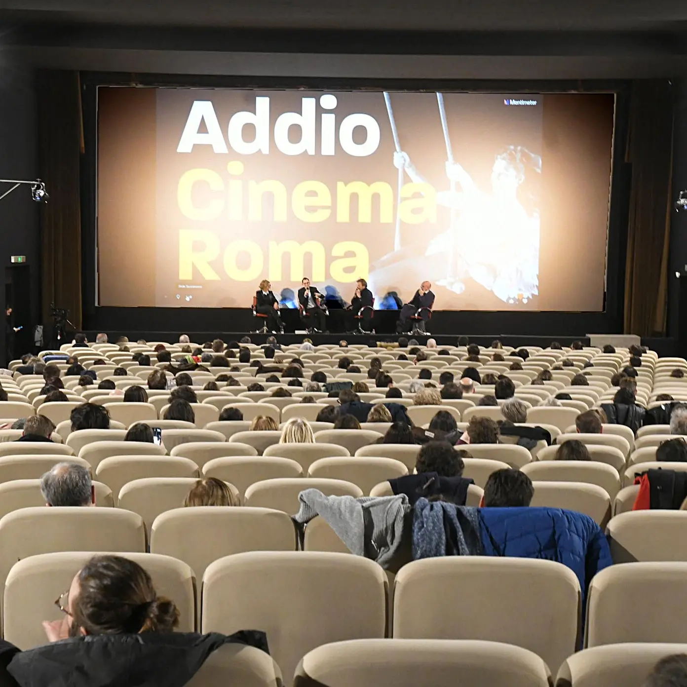Una folla per l'ultima proiezione al cinema Roma: cala il sipario dopo 86 anni