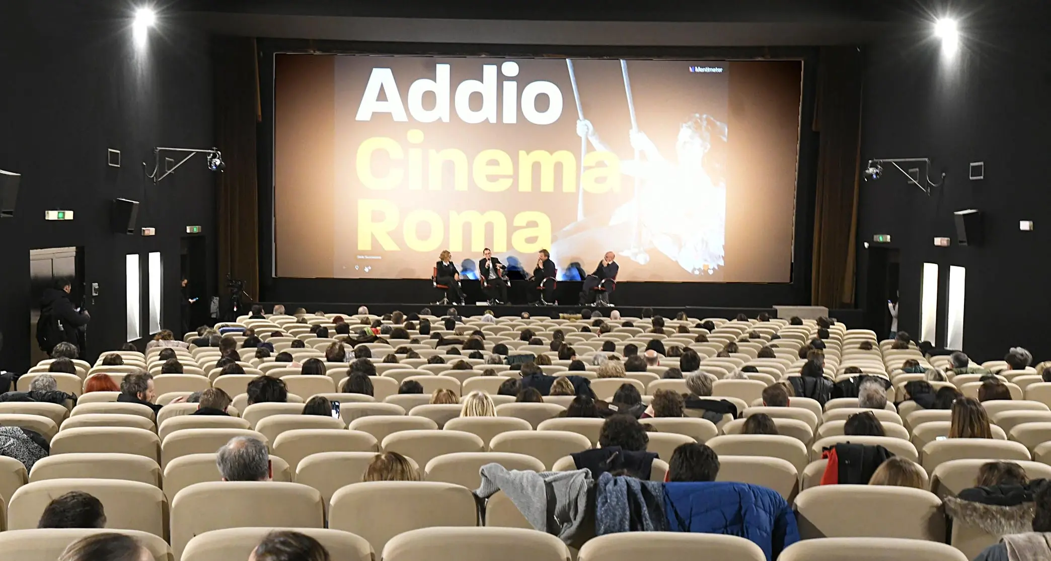 Una folla per l'ultima proiezione al cinema Roma: cala il sipario dopo 86 anni
