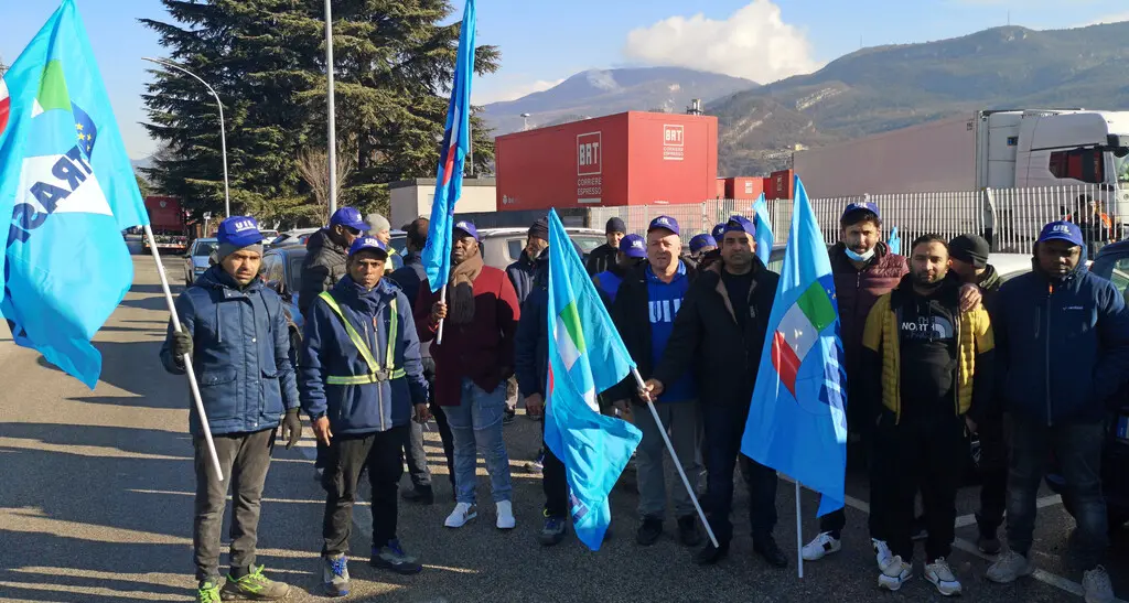 Magazzino bloccato, alla Brt di Rovereto fermi 40 mila pacchi al giorno
