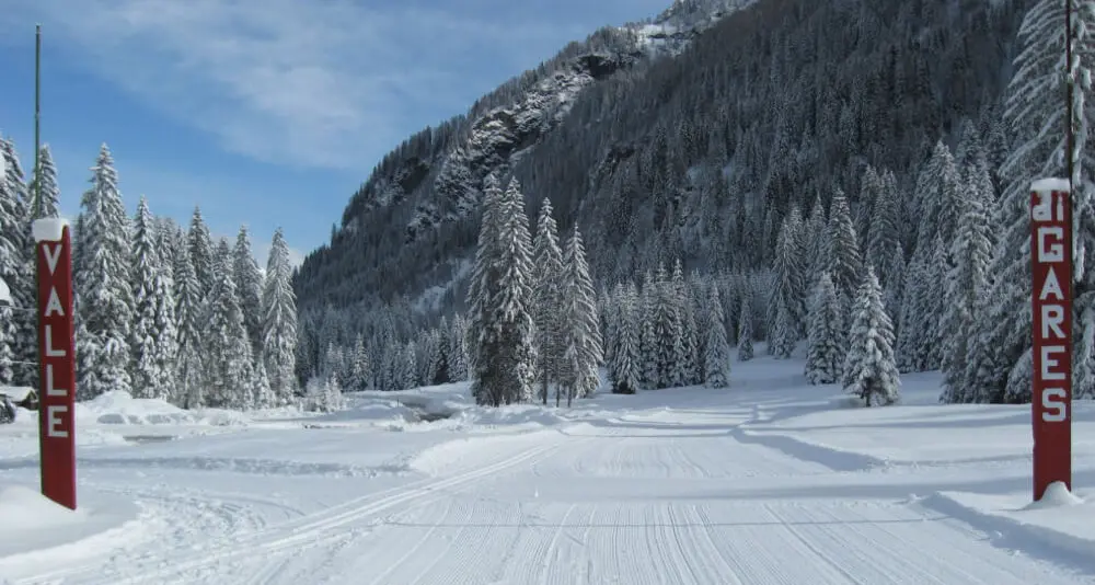 In auto nella notte danneggiano la pista da fondo in val di Gares: individuati i responsabili