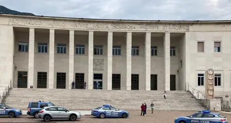 Il bimbo di Brunico morto a tre anni: la Procura ipotizza l'omicidio, indagato uno dei genitori