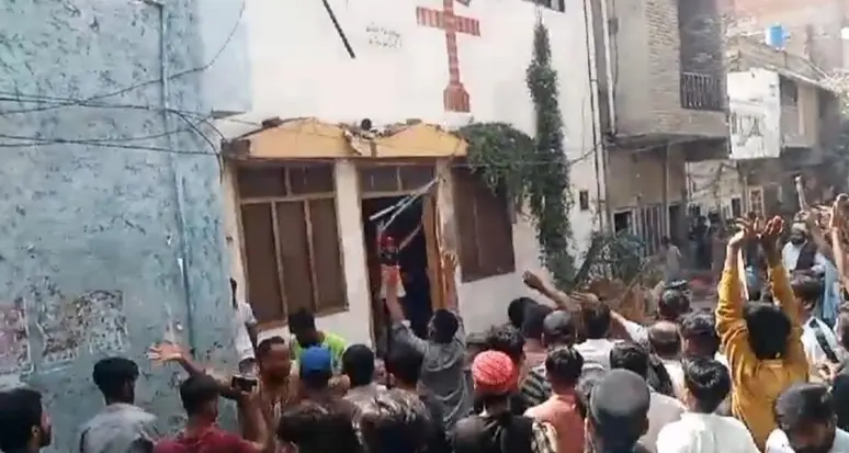 La corsa per garantire un tetto a una famiglia di profughi cattolici fuggiti dal Pakistan