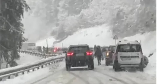 Tornano le nevicate in quota, qualche disagio sulle strade di montagna