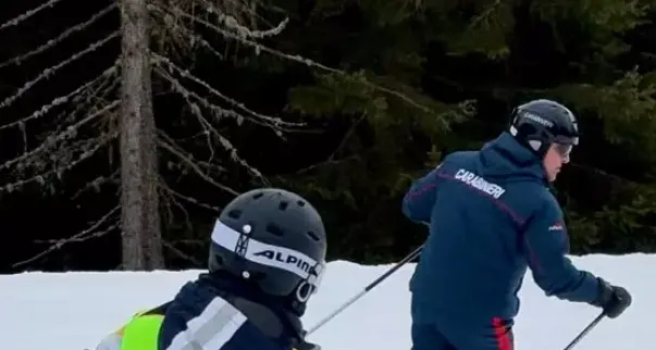 Alpe Lusia, carabiniere specializzato accompagna sulle piste da sci un bimbo ipovedente