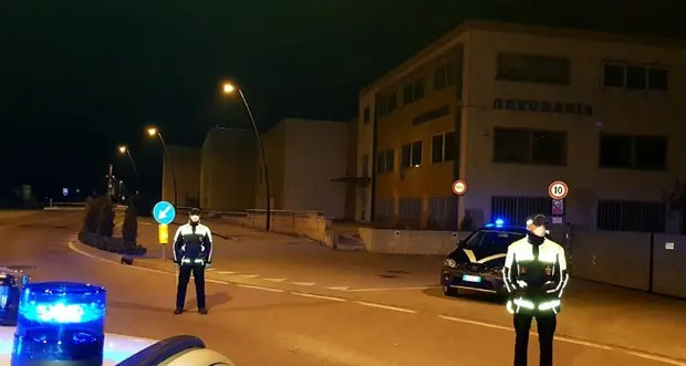 Tentativo di fuga da film in auto a Tione: contromano in una rotatoria, patente ritirata