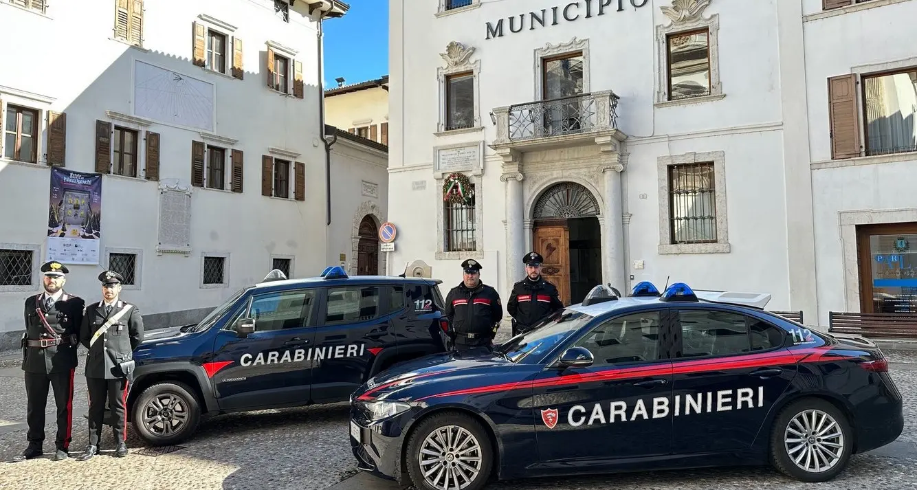 Ala, sfonda di notte la porta della tabaccheria e ruba sigarette: fermato dai carabinieri