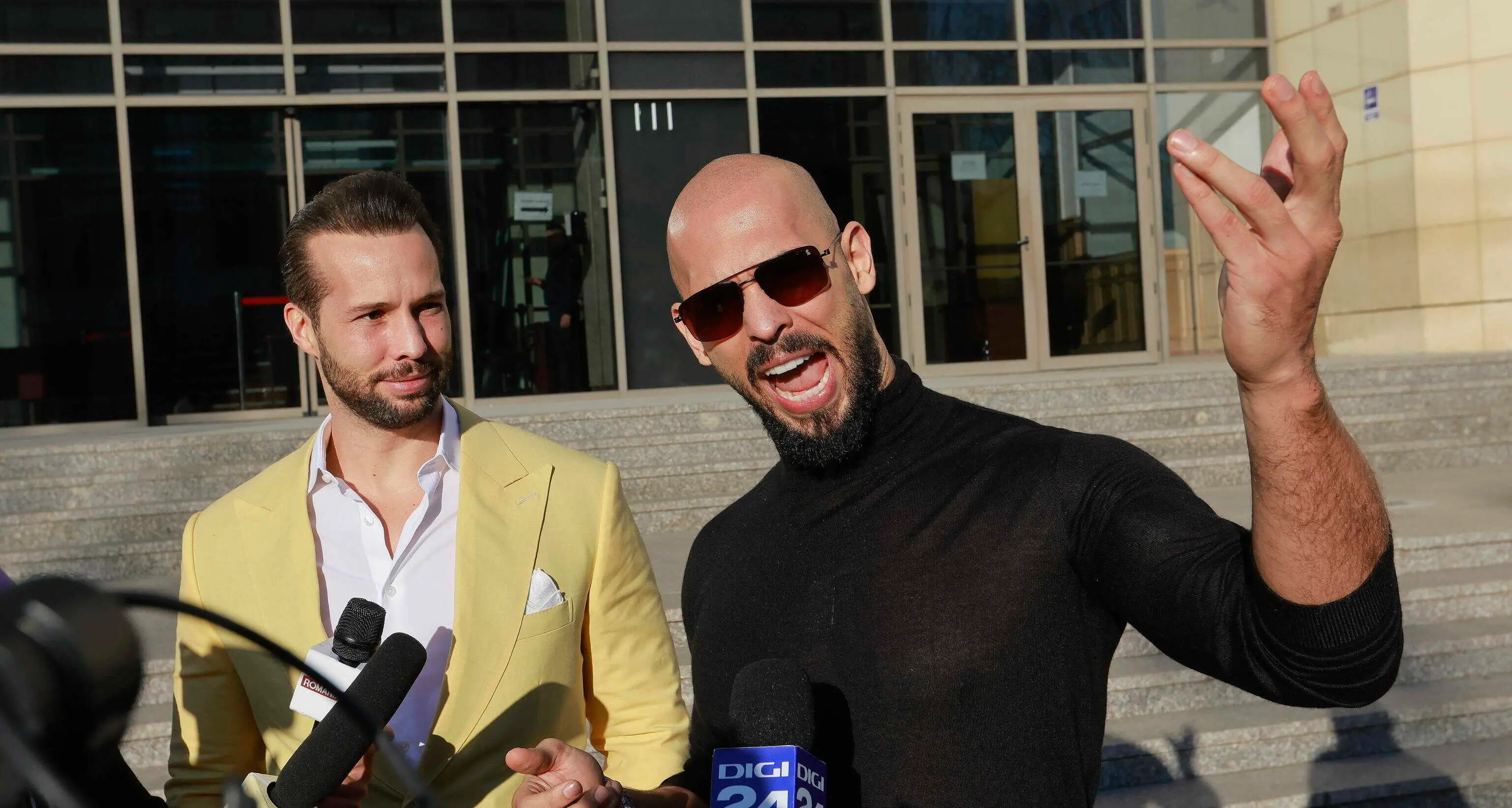 I fratelli Tate (accusati di traffico di minori) via dall'Europa: volo privato per la Florida