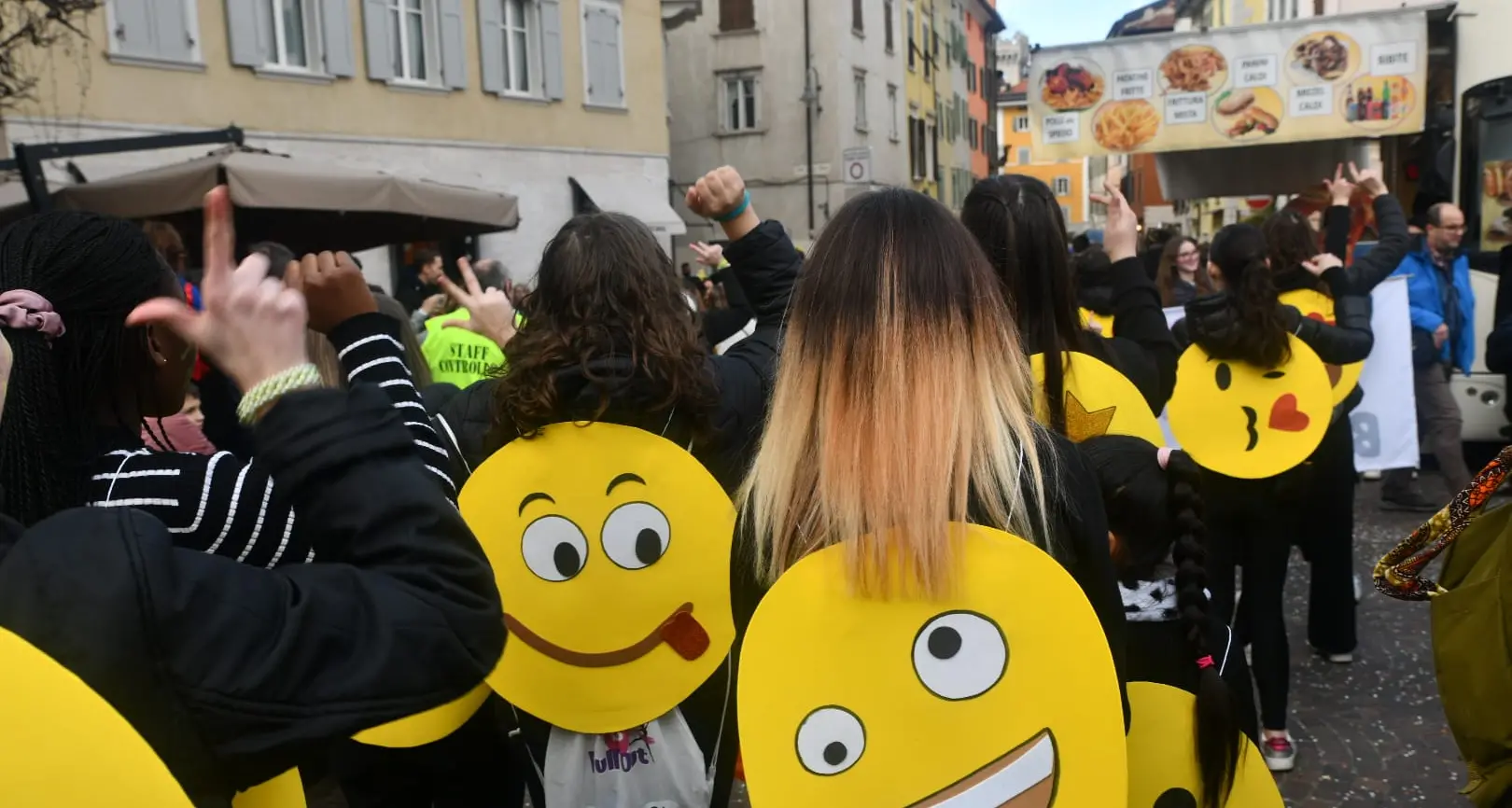 L'allegria del Carnevale a Trento, con il corteo in centro e la musica delle bande