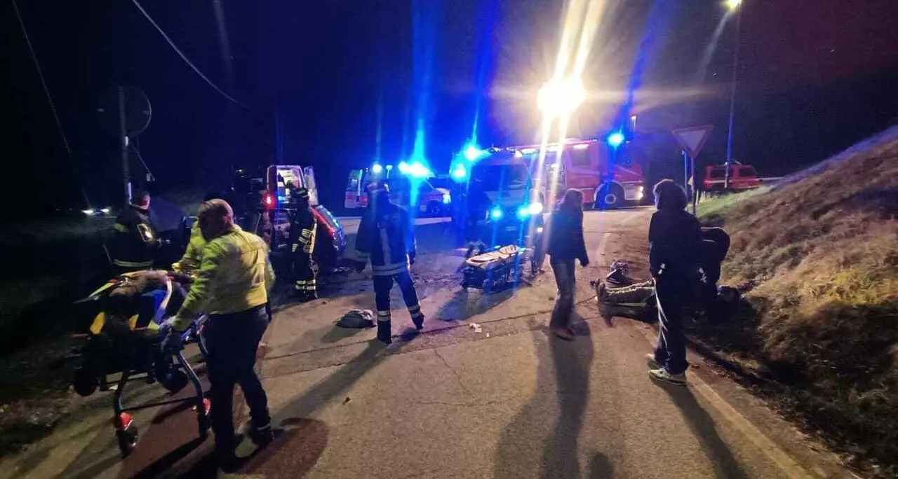Auto con 5 giovani a bordo vola in un dirupo sulle colline trevigiane