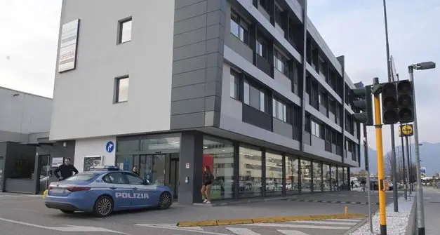 Tentata rapina al negozio Lidl di via Brennero: la polizia rintraccia il ricercato