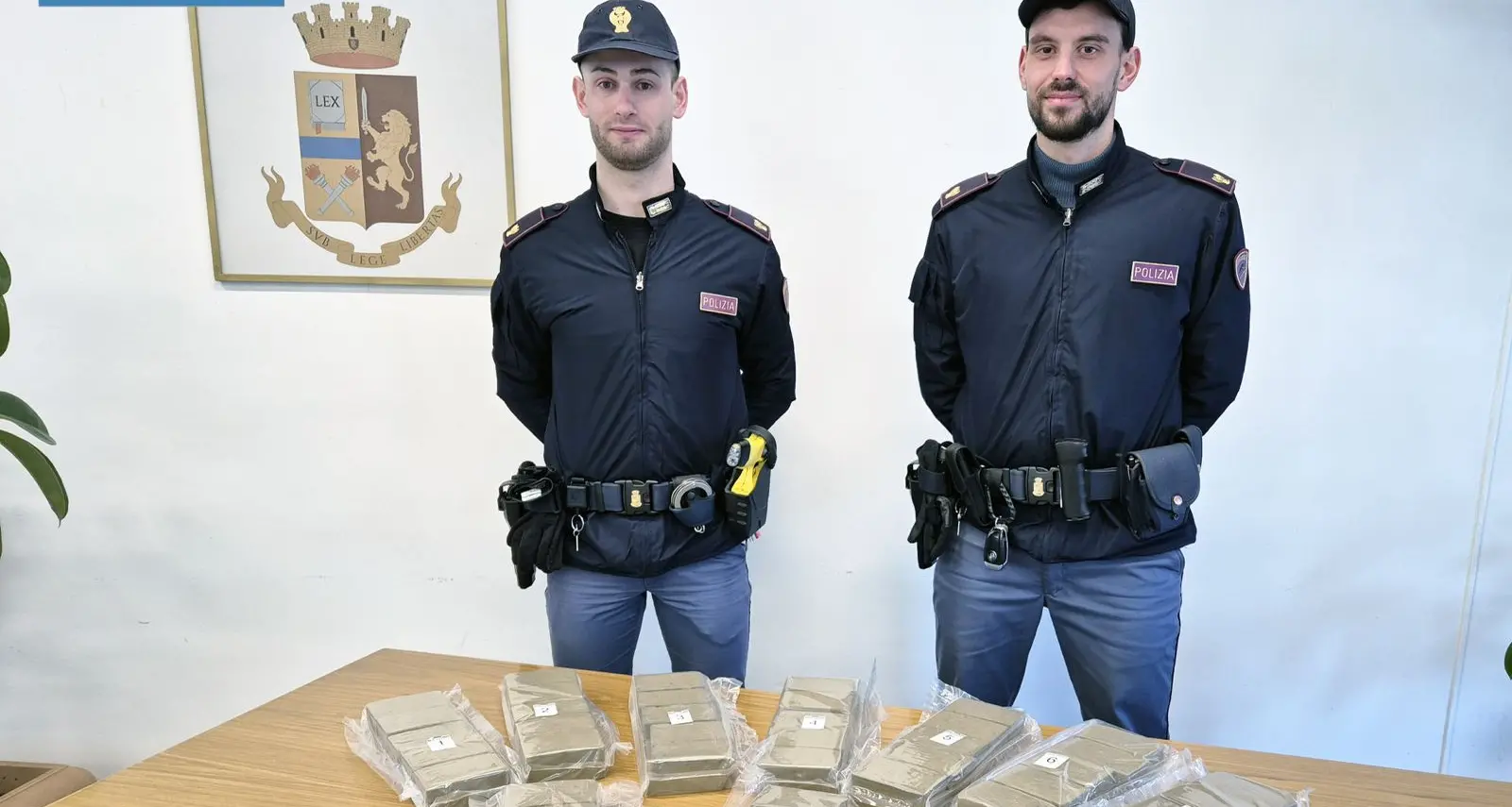 Fermato per un controllo a Trento sud: nel bagagliaio aveva 10 chili di hashish