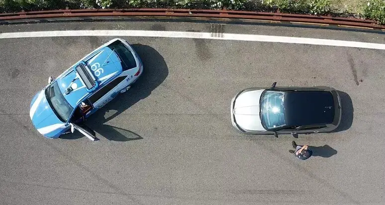 Trento, guida senza patente un furgone con targhe false e finge di essere il fratello